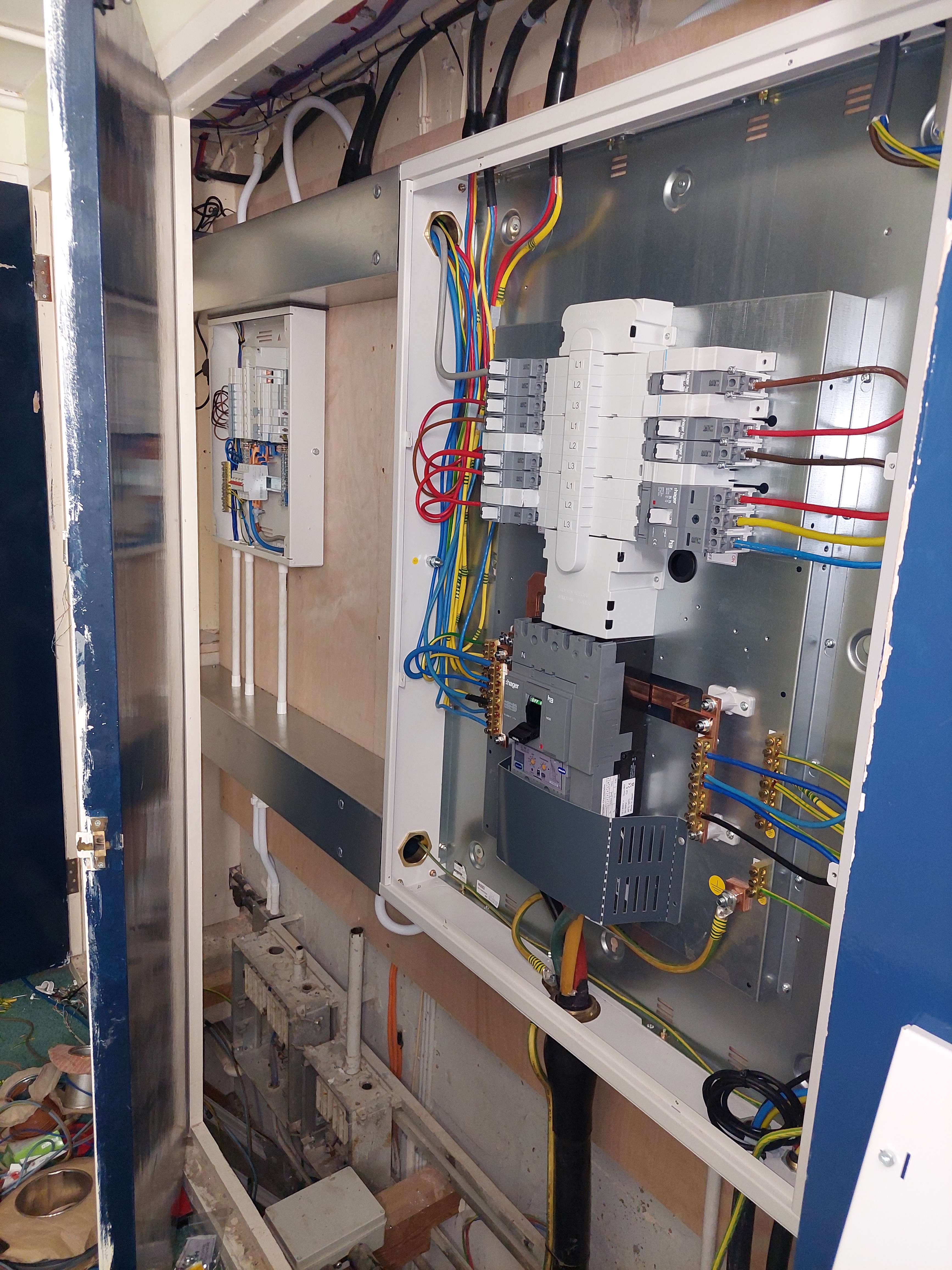 Commercial electrical cupboard with three-phase distribution